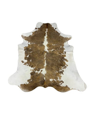 Geflecktes weiß-hellbraunes Kuhfell kaufen bei SWISSskulls – hochwertige Kuhfelle in Premiumqualität, natürlich gegerbt, einzigartig im Muster und perfekt für stilvolle Wohnräume.
