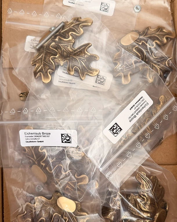 Detailreiches Eichenlaub aus massiver Bronze mit Schraubbefestigung zur stabilen Montage von Gewaff auf Jagdtrophäenschildern.