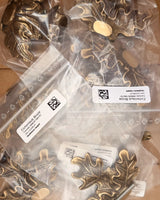 Elegantes Eichenlaub-Ornament aus massiver Bronze mit realistischer Struktur zur Abdeckung und Fixierung von Keilerwaffen auf Trophäenschildern.