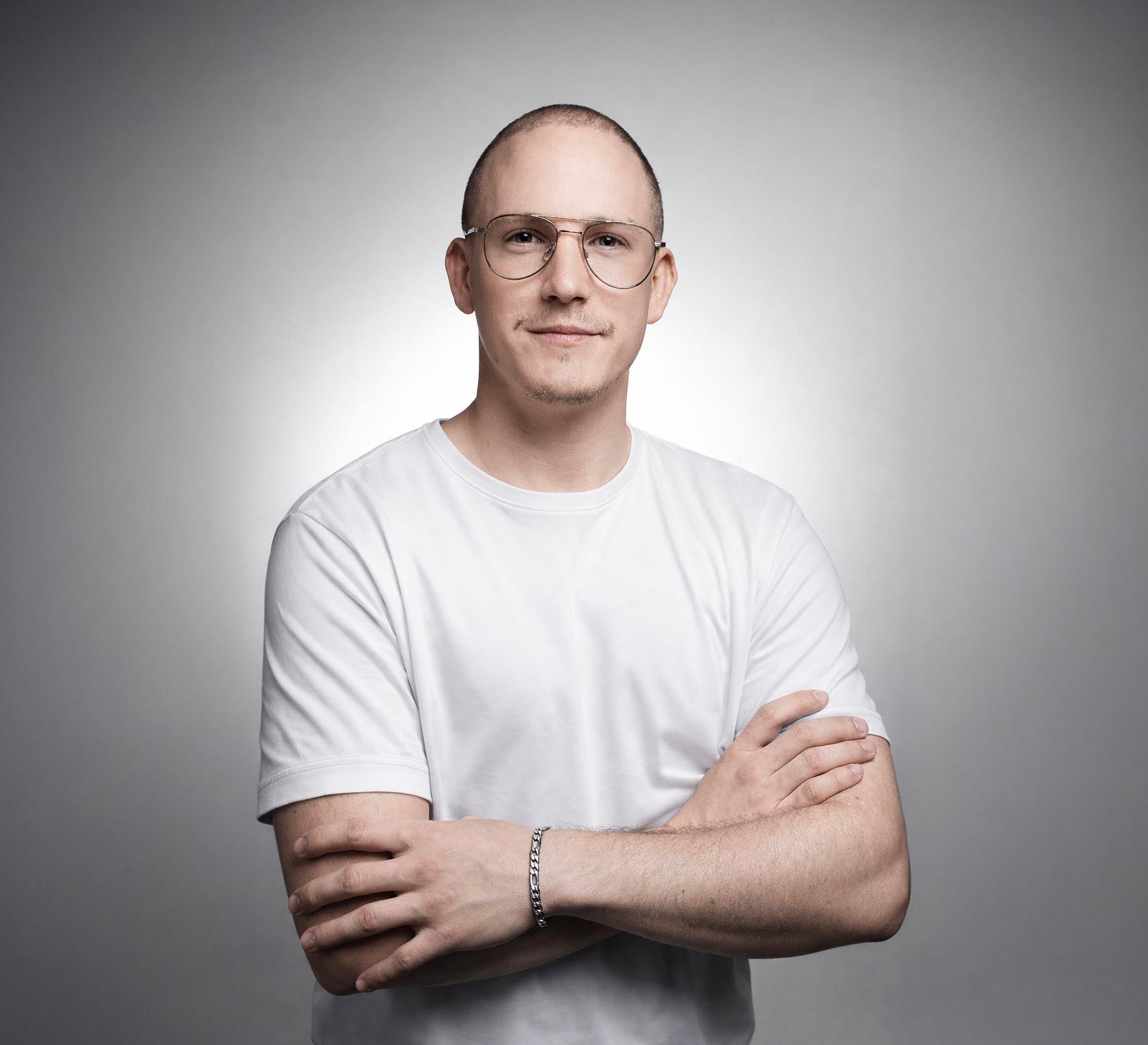 Florian Tschudi ist Inhaber von SWISSskulls International sowie Geschäftsführer der Skullstore GmbH. Er ist auf professionelle Knochenpräparation spezialisiert und verbindet handwerkliche Präzision mit ästhetischer Präsentation natürlicher Tierschädel.