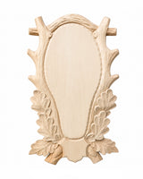 Exklusives handgeschnitztes Hirschtrophäenschild aus Holz mit detailreichen Eichenblättern und Geweihoptik.