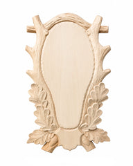 Exklusives handgeschnitztes Hirschtrophäenschild aus Holz mit detailreichen Eichenblättern und Geweihoptik.