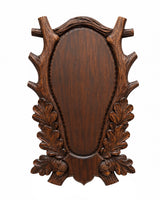 Handgeschnitztes Trophäenschild aus Holz für Hirschtrophäen mit edlen Schnitzereien – hochwertiges Unikat für Jäger.