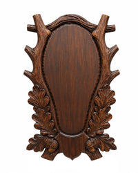Handgeschnitztes Trophäenschild aus Holz für Hirschtrophäen mit edlen Schnitzereien – hochwertiges Unikat für Jäger.
