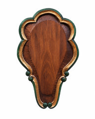 Handgeschnitztes Lindenholzschild für Trophäen – edles Trophäenschild braun, gold und Grün gebeizt aus massivem Lindenholz zur stilvollen Präsentation von Hirsch-, Reh- und Wildschweintrophäen.
