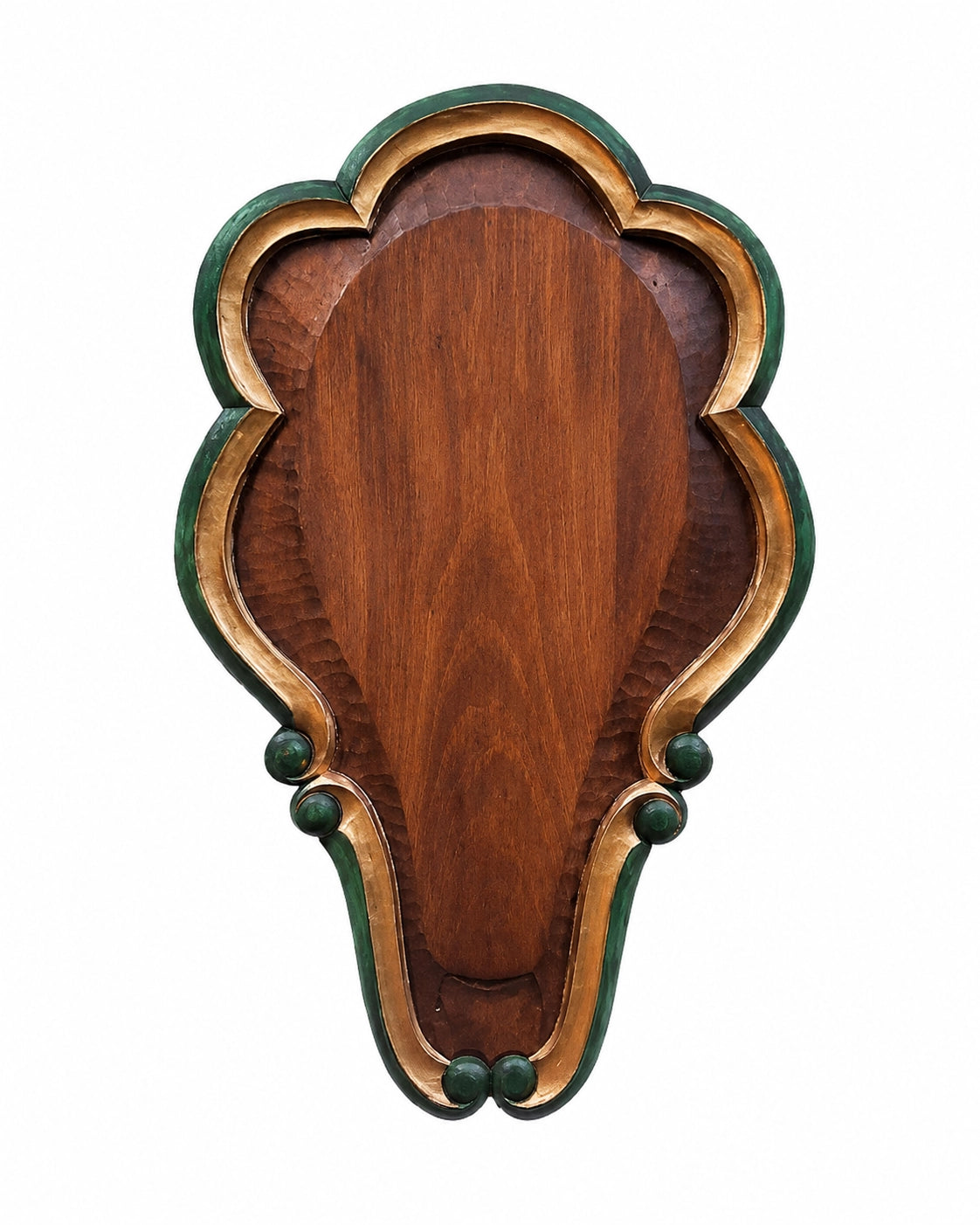 Handgeschnitztes Lindenholzschild für Trophäen – edles Trophäenschild braun, gold und Grün gebeizt aus massivem Lindenholz zur stilvollen Präsentation von Hirsch-, Reh- und Wildschweintrophäen.