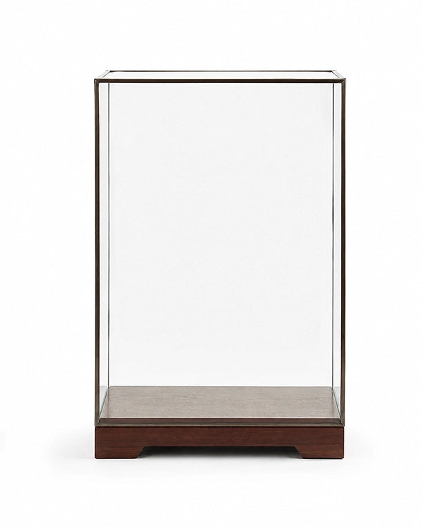 Elegante Glasvitrine mit messingfarbenem Rahmen und Nussbaum-Sockel