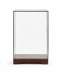 Elegante Glasvitrine mit messingfarbenem Rahmen und Nussbaum-Sockel