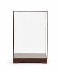 Elegante Glasvitrine mit messingfarbenem Rahmen und Nussbaum-Sockel