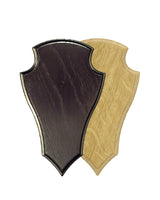 Wappenförmiges Trophäenschild Set aus hochwertigem gefrästem Eichenholz für Rehbock- und Gams-Trophäen – moderne Jagddekoration.