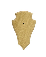 Gefräste Trophäenschilder in Wappenform aus massivem Eichenholz für Reh- und Gamsgehörn – stilvolle Präsentation von Jagdtrophäen.