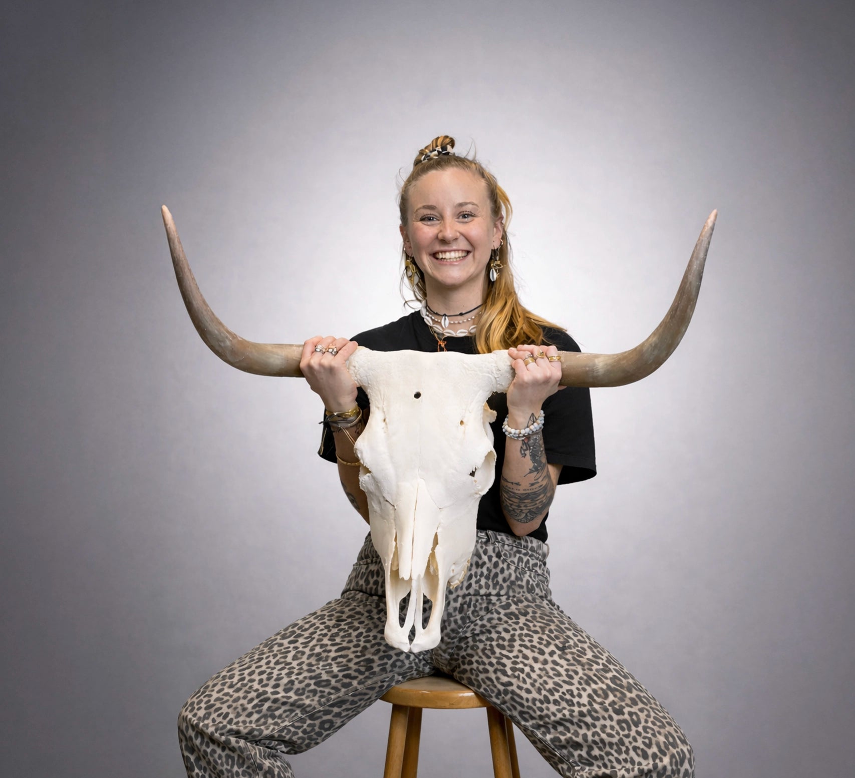 Vanessa Leuenberger präsentiert einen dekorativen Hochlandrinder-Tierschädel von SWISSskulls; der naturbelassene Schädel mit markanten Hörnern ist detailreich verarbeitet und stilvoll inszeniert.