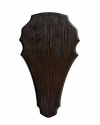 Wappenförmiges Trophäenschild aus gebürstetem Schweizer Fichtenholz für Ziegen- und Steinwildschädel.