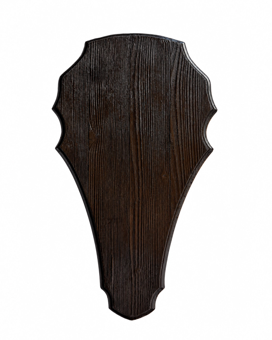 Wappenförmiges Trophäenschild aus gebürstetem Schweizer Fichtenholz für Ziegen- und Steinwildschädel.
